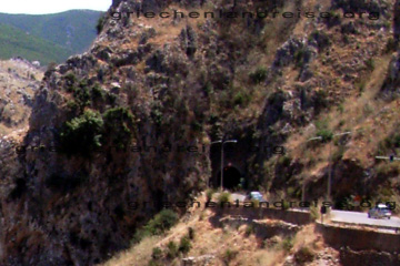 Mit dem Mietwagen unterwegs auf der Insel Kreta in Griechenland. Das Bild zeigt einen Straßentunnel in der Bergwelt von der griechischen Insel Kreta im südöstlichen Mittelmeer.