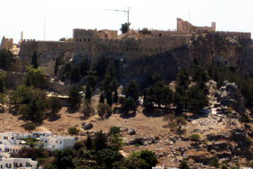 Touristen bei der Besichtigung von dem Akropolis Berg von Lindos und der Insel Rhodos beim Griechenland Urlaub.