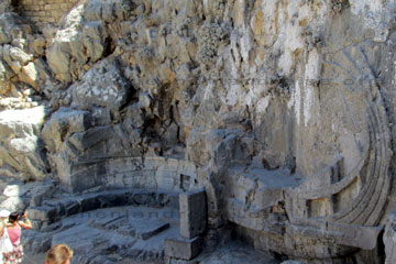 Relief von einem Schiff in den Fels gemeißelt aus dem 2. Jahrhundert vor Christus auf dem Akropolis Berg von Lindos und der Insel Rhodos beim Griechenland Urlaub.